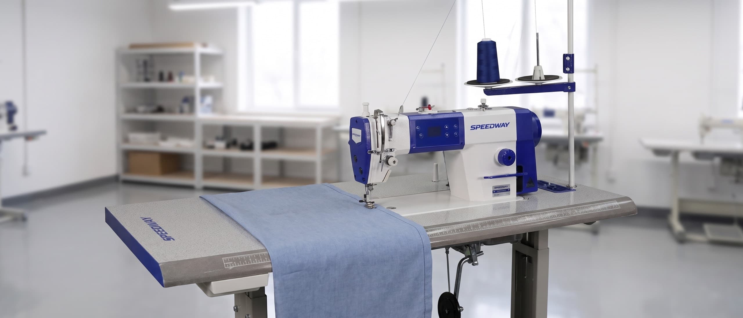 SPEEDWAY SW 8700 D single-needle lockstitch machine sewing a straight seam on light-blue chambray fabric